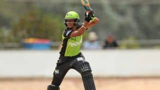 Harmanpreet Kaur's all-round brilliance guides Sydney Thunder to 8 wickets victory in WBBL 2016-17
